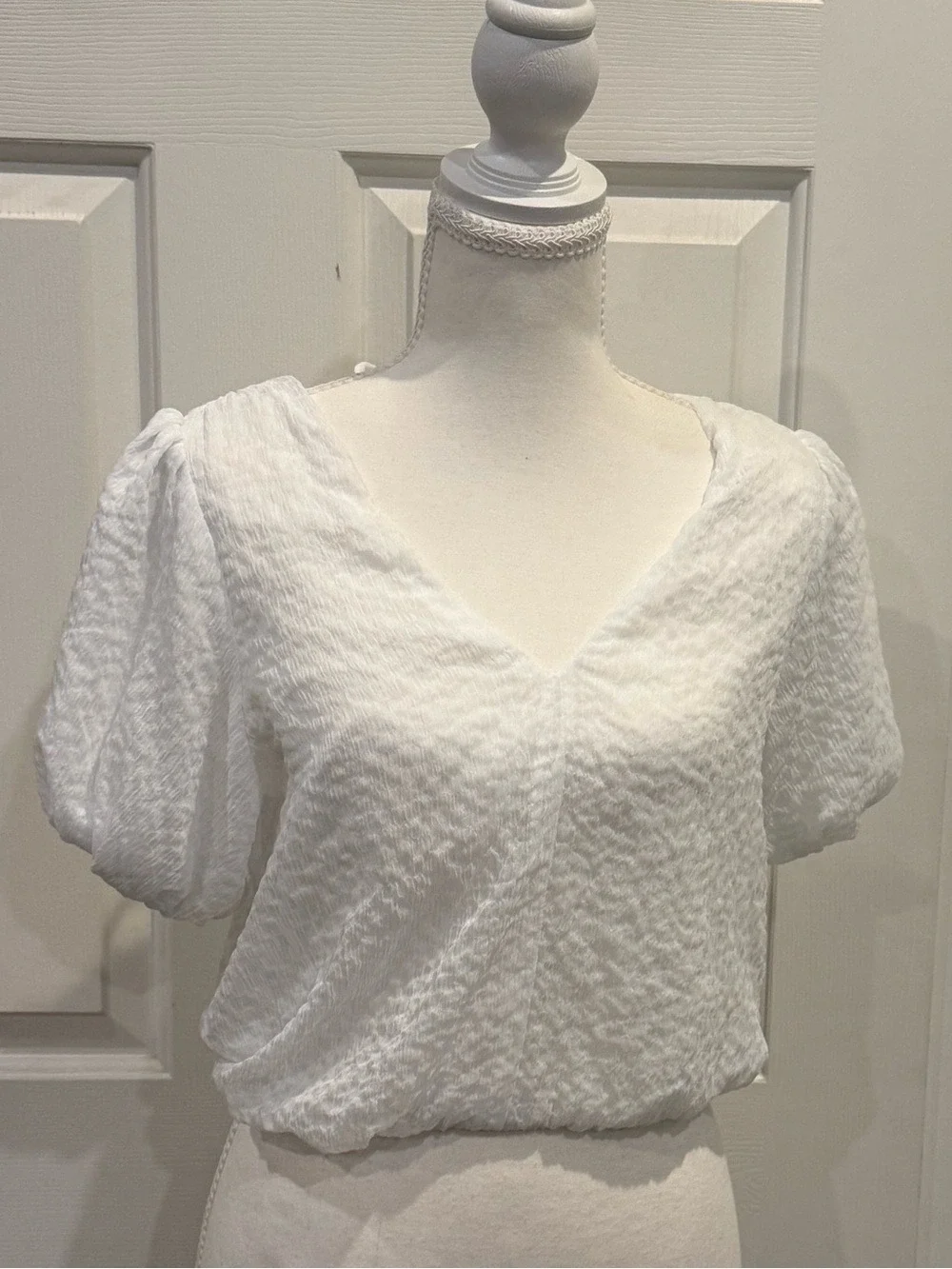 ASTR The Label White Textured Puff Sleeve Tie Back Crop Blouse XS/S